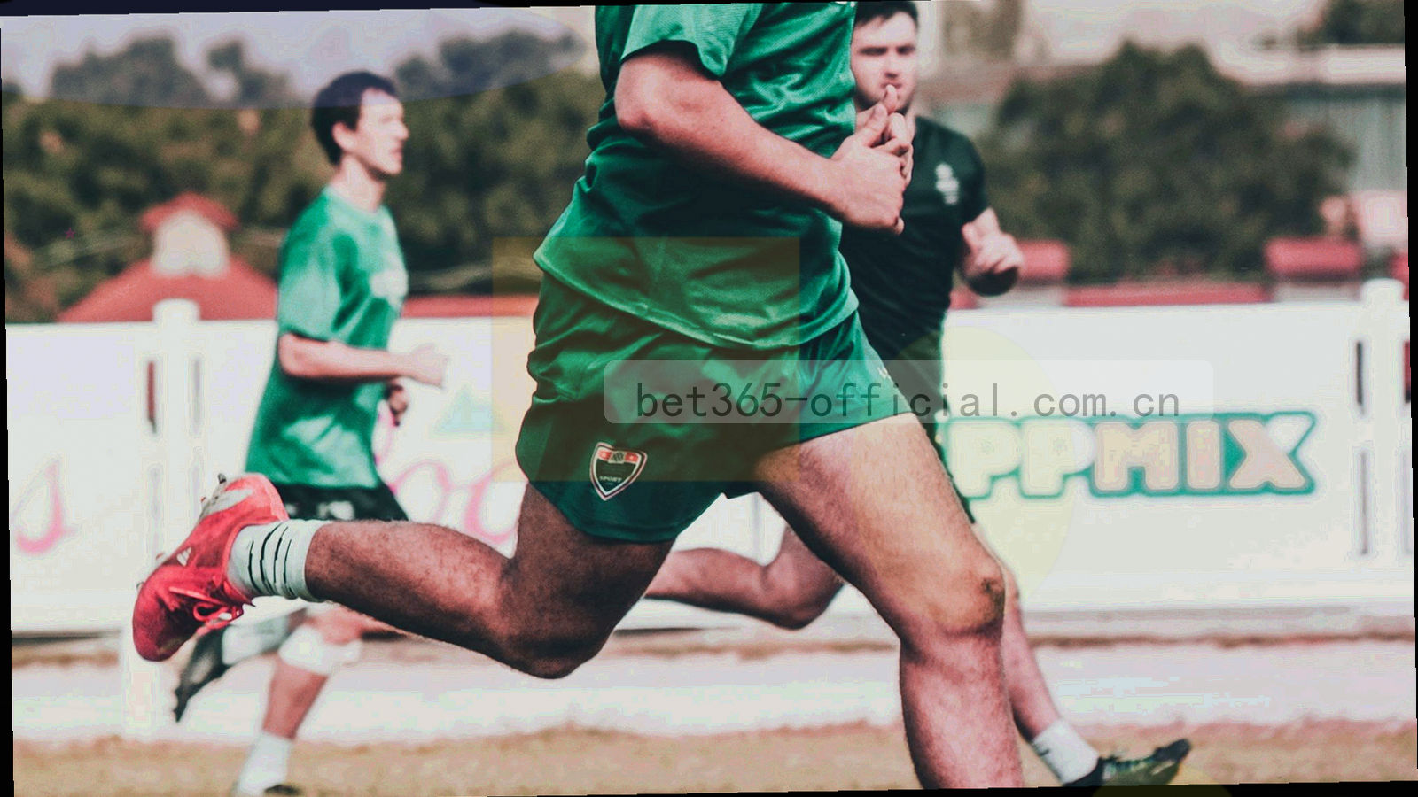 抽象球场俯拍网格，叠加角球弧线与数据线条，画面中不出现人物面部